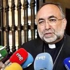 El arzobispo de Oviedo, Jesús Sanz Montes, es comisario pontificio de Lumen Dei desde 2009.