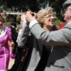 La alcaldesa Carmena baila un chotis con unos madrileños de traje regional por San Isidro