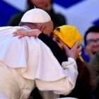 El Papa saluda a los niños a su llegada a la Audiencia en la Plaza de San Pedro