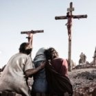 Entre las mujeres al pie de la Cruz quizá estaba también la madre de Dimas, mirando a la madre de Cristo