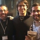 El padre Mallon, a la izquierda, junto con otro sacerdote y jóvenes asistentes al simposio internacional de Barcelona sobre reforma y reformas en la Iglesia.