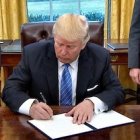 Donald Trump, en el Despacho Oval, cumple una de sus promesas de campaña contra la industria del aborto.