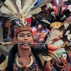 Danza kinyah mandau de los dayakos de Kalimantán, los antiguos cazadores de cabezas... hoy muchos son católicos devotos