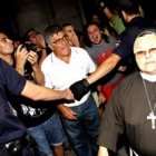 Laicistas agresivos gritan a una monja durante la JMJ de Madrid 2011 -la Policía forma un cordón