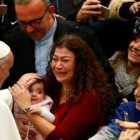 Una familia se emociona al saludar al Papa Francisco en el aula Pablo VI