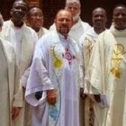 En el centro de la imagen, Jesús Ruiz Molina, misionero comboniano, hasta ahora párroco en Moungoumba.