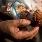 Reparar un Niño Jesús requiere paciencia, habilidad, arte y pulso de relojero