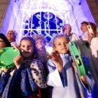 Familias con disfraces navideños acudieron el viernes a la panderetada de la Puerta de Alcalá