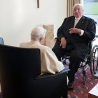 El encuentro de Helmut Kohl con Benedicto XVI durante la visita del Papa a Alemania en 2011.