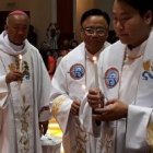 En la misa por el Jubileo, a la izquierda: Monseñor Padilla; seguido por el padre Sales; Joseph Enkh, primer sacerdote mongol