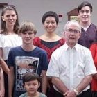 Jesse Smith -en el centro, junto al párroco que lleva camisa blanca- y el grupo de jóvenes y otros parroquianos de Corpus Christi