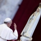 Francisco con una imagen de la Virgen de Fátima - en Portugal él canonizará a los niños videntes