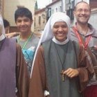 Aline, a la izquierda en la imagen durante una de las jornadas de evangelización