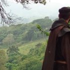 Este eremita lleva una vida intensa de oración que alimenta con el silencio