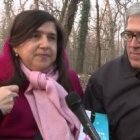 Rosa Pich con su marido Chema hace meses en un viaje - ella sigue hablando con él