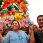 La alcaldesa de Managua y el párroco de Las Sierritas con la pequeña imagen de Santo Domingo