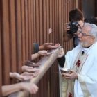 Misa en la frontera de Arizona con México... hace años que hay mil kilómetros de muros