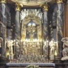 El Altar Mayor de la catedral de Lugo con el Santísimo expuesto
