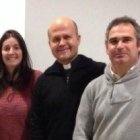 El padre Javier Ramírez, director de Cáritas Osma-Soria, con dos colaboradores