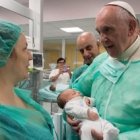 El Papa Francisco, de visita a una maternidad