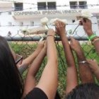 Flores blancas y oración ante la Conferencia Episcopal en Caracas el sábado 22 de abril