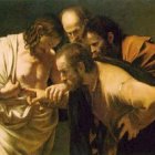 Trae tu mano y métela en mi costado.