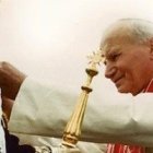 Durante su visita a Perú en 1985, San Juan Pablo II coronó a la Virgen del Carmen en Cuzco.