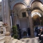 Francisco en la basílica de los mártires modernos en la Isla Tiberina de Roma