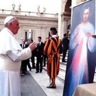 El Papa Francisco, en 2013, bendiciendo una imagen de la Divina Misericordia