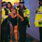 Una chica lesionada en el Manchester Arena, acompañada por policías británicas