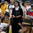 Asistentes a un encuentro de oración por Venezuela... el Papa y los obispos la solicitan con insistencia