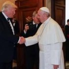 El Papa Francisco saluda al presidente de EEUU, Donald Trump