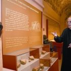Pius Tragan con algunos objetos del Museo Bíblico actual de Montserrat