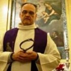 Fiorenzo Castorre, el exorcista de la basílica de San Vicinio, con la cadena del santo, su detector de demonios, dice