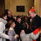 El cardenal Osoro saludó y bendijo una a una a todas las familias que se le acercaron.