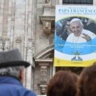 Un cártel anunciando la visita del Papa Francisco a Milán (Italia)