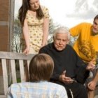 El padre Michael Scanlan, ya mayor, con estudiantes de la Universidad Franciscana de Steubenville