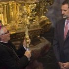 Felipe VI con el obispo Monge, de Santander, y el Lignum Crucis