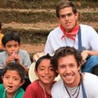 Misioneros laicos evangelizando en plena selva