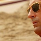 Momentos que justifican un verano: Jon Hamm, en una escena de la serie de televisión Mad Men, lee La Divina Comedia de Dante.