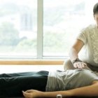 Tumbarse y descansar un rato relaja a todos... pero no hay ninguna energía curadora que fluya en el reiki