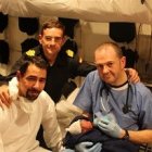 El teniente López da de comer al pequeño Emmanuel, su ahijado