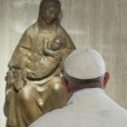 El Papa Francisco contempla a la Virgen y la presenta como Madre de la Iglesia