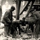 Unos hombres rescatan cadáveres en Durango tras el bombardeo