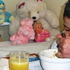 Aldo Trento, con uno de los niños hospitalizados en la Clínica Divina Providencia.