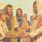 Aquí hay un muchacho que tiene cinco panes .