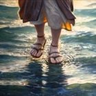 Jesús anda sobre el mar .