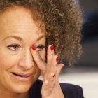 A Rachel Dolezal no le ha valido SENTIRSE negra para que, en los platós, presentadores y público le espeten que ES blanca.