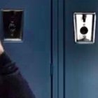 Dylan Minnette y Katherine Langford protagonizan una serie que ha levantado polémica porque puede favorecer el efecto contagio del suicidio adolescente.