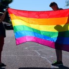 Muchos hijos adoptados por parejas homosexuales se acostumbran a disimular ante sus progenitores la realidad que viven. Foto (contextual): Alexander Grey / Unsplash.